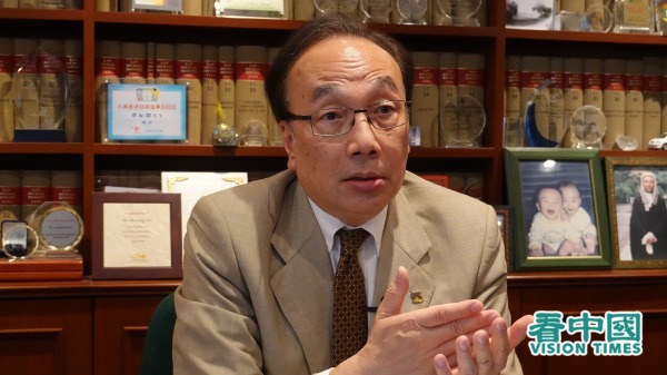 今年的香港立法會選舉現已推遲一年舉行。日前大律師梁家傑在接受專訪時表示，「除非有人民授權」，否則「不可行使公權力破壞『三權分立』的憲制秩序」。