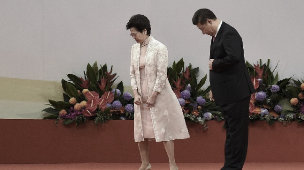 一幕似預示未來不妙的場景。圖為2017年7月1日，林鄭月娥在香港會展中心向習近平宣誓成為香港特首後準備離開。