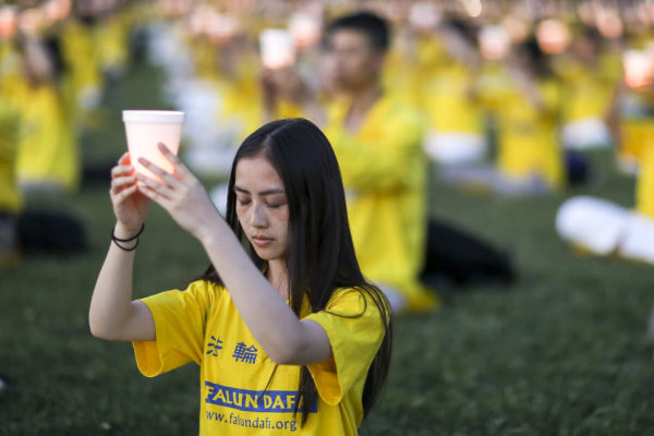 2020年7月18日，法輪功學員在美國國會山西草坪舉行集會及燭光夜悼活動，以紀念法輪功反迫害21周年。