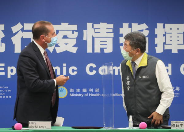 美國衛生部長艾薩10日下午赴中央流行疫情指揮中心展開交流活動。右為衛生福利部長陳時中。