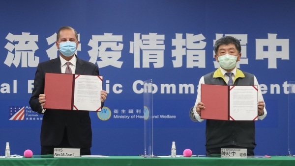 台湾与美国在医疗卫生领域合作逾20年，双方首度签署医卫合作了解备忘录，并由美国卫生部长艾萨（左）及卫生福利部长陈时中共同见证。