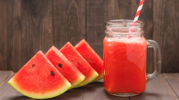 夏天喝一小杯鲜榨西瓜汁，不至于糖摄入过多，又解渴。