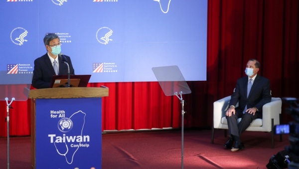 美國衛生部長艾薩11日下午到台大公衛學院演講，會上由前副總統陳建仁（左）擔任引言人。