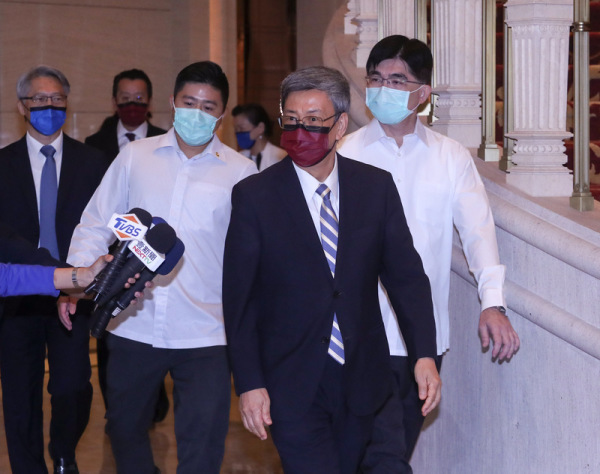 美国卫生部长艾萨（Alex Azar）率团访台，前副总统陈建仁（前）11日在台北美福大饭店出席午宴。
