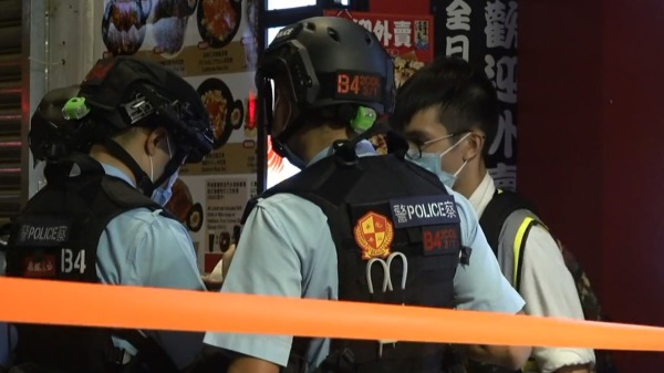 大批香港市民昨日在多區商場「和你Sing」活動，希望以行動讓國際知道香港新聞自由正受到前所未有的打壓。期間有多名記者被港警強行推跌，更有記者被箍頸逾10秒再被拖至封鎖線內。圖文無關。