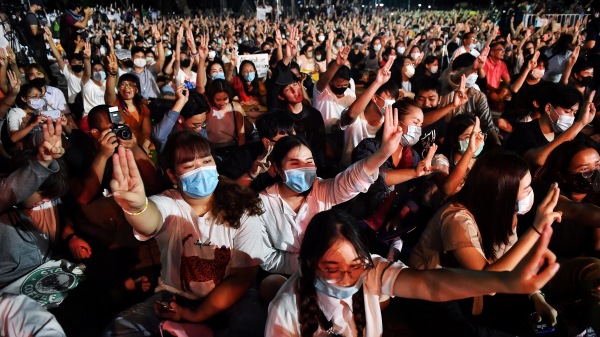 泰國學生抗議浪潮不斷，10日晚間在法政大學有學生罕見公開提出改革王室訴求。
