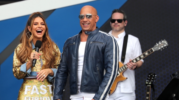 玛丽亚・梅努诺斯（Men Menounos）和冯迪索（Vin Diesel）在环球影业在2020年1月31日在佛罗里达州迈阿密举行的F9音乐会之路和拖车降落时在舞台上讲话。2(16:9)