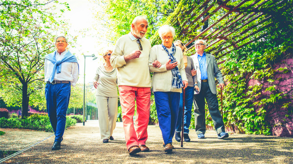 老年人為了維持身體健康，預防慢性疾病，盡可能每天走6000步為宜。