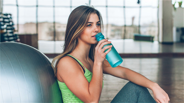 运动饮料能及时补充人体因大量运动出汗所损失的水分和电解质。