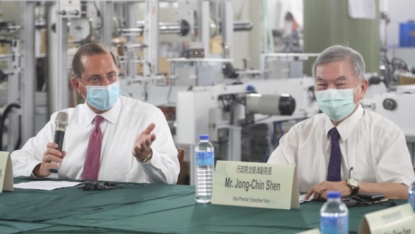 美国卫生部长艾萨（左）12日上午赴新北市五股参访“口罩国家队”的长宏机械公司。