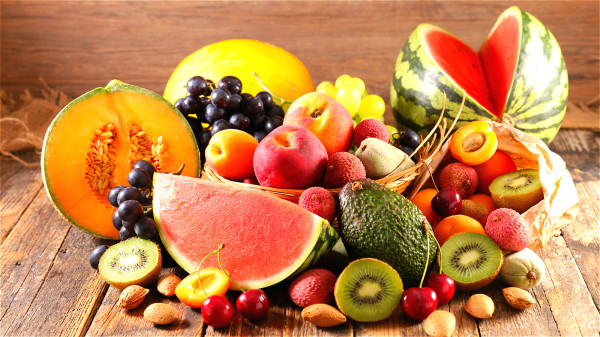 多吃富含维生素，特别是维生素C和维生素E的果蔬，对增加血管壁的弹性或有一定帮助。