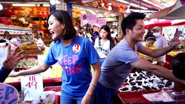 12日上午，国民党高雄市长补选候选人李眉蓁跟同党立委蒋万安走访小港区二苓市场。