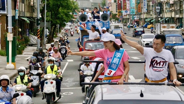 国民党主席江启臣11日下午陪着同党高雄市长补选候选人李眉蓁车队扫街，来冲刺选情。