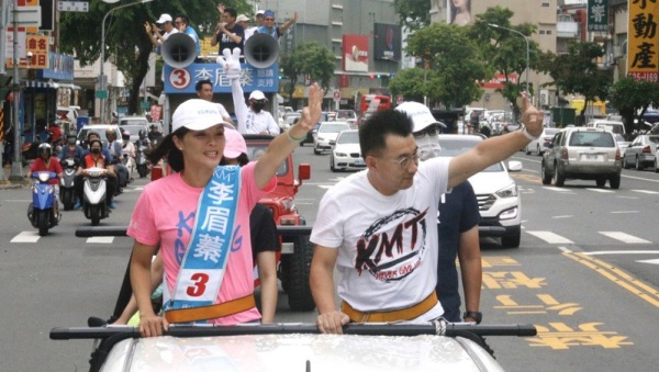 国民党主席江启臣11日下午陪同候选人李眉蓁，以车队扫街的方式，争取选民支持。