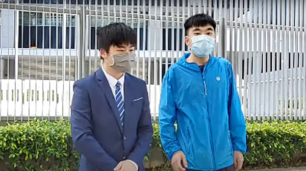 身穿藍色上衣的Lunch哥David和另一學生Harry參加政府總部前的示威活動