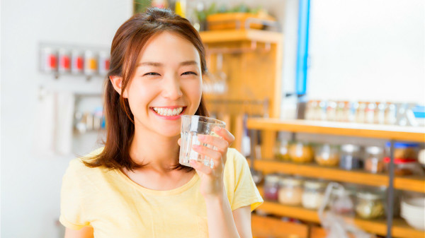 多喝水可以促进排尿，降低尿液中的毒素浓度，保护肾小管。