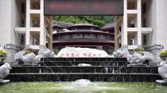 陕西脱贫县耗资7.1亿建豪华中学引争议(组图)