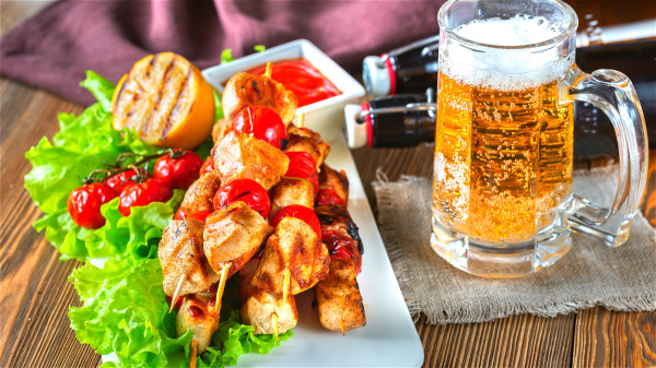 人们常在晚上聚餐、吃烧烤，喝啤酒，但啤酒中含有大量嘌呤。