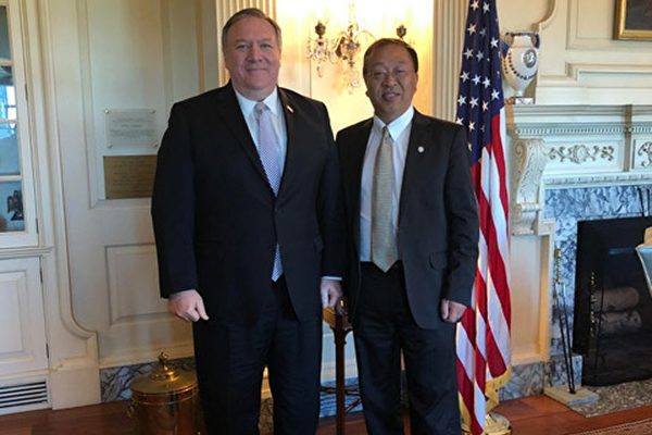 美国国务卿蓬佩奥和余茂春（右）合影。