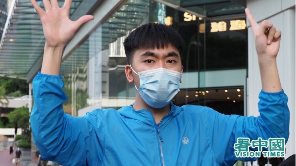昨日是在香港金鐘太古廣場墮樓男子梁凌杰離世的14個月，有網民發起「梁凌杰祈禱悼念會」。下午在太古廣場中庭，「Lunch哥」David出現喊口號，最後他與另一女士被帶上警車拘捕。