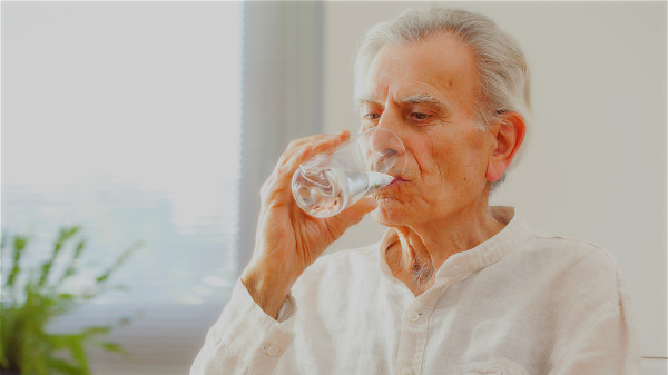 老年人平时要多喝水，促进血液循环，帮助血管排除身体毒素