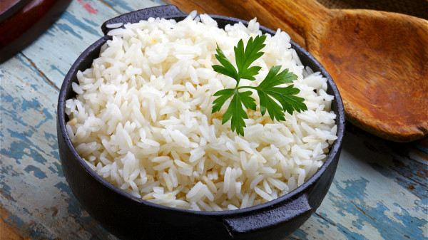 糖尿病患者要注意控制升糖指數高的澱粉類食物量，如米飯和饅頭。