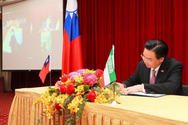 吴钊燮部长签署“台索技术合作协定”约本。