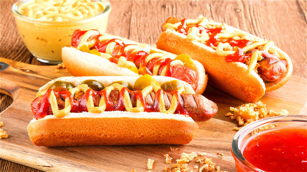 长期吃热狗、香肠类食物会造成添加剂摄入过量，影响健康。