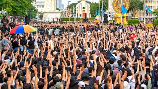 泰國學運萬人上街，並以「三指手勢」代表著反對政府專制、獨裁