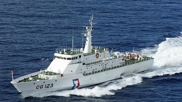 中国通过《海警法》授权海警在“中国管辖海域”动用武器，陆委会说，凸显中共对外扩张企图、升高周边紧张情势。图为海巡署金门舰。