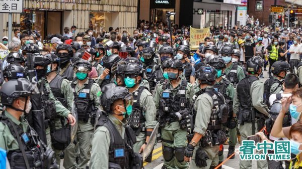 图为去年5月24日，港人上街抗议国安法，大量港警布防。
