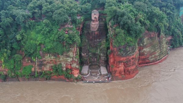 四川南岷江東岸凌雲寺邊的樂山大佛，是至今全世界上最大的一尊石刻造像。