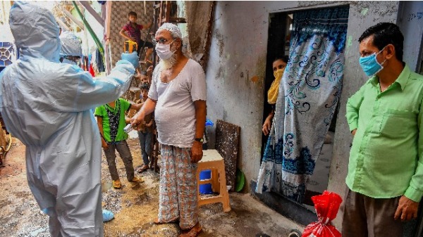 2020年6月24日，身穿个人防护设备的医务人员在孟买达拉维贫民窟做医疗检查。