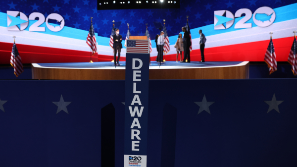 2020年8月19日，工人在特拉華州威明頓市的大通中心為民主黨全國代表大會的第三個晚上準備舞臺。