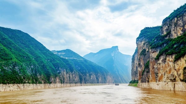 巫峡是三峡的中峡，横跨重庆巫山县和湖北巴东县。