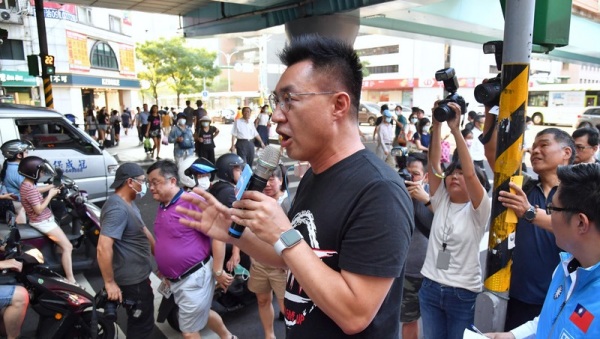 國民黨主席江啟臣（持麥克風者）領銜提出「公投綁大選」公投案，20日傍晚則在台北捷運大安站外進行「還我公投」街頭演講及展開街頭連署活動。