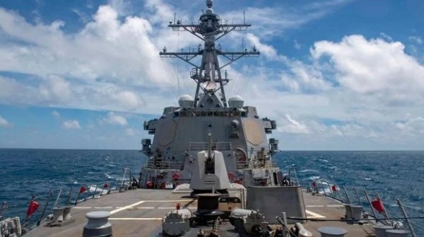 2020年8月18日，美国海军伯克级神盾驱逐舰“马斯廷号”以接近中国海岸线的区域穿越台湾海峡。（图/美军太平洋舰队脸书）