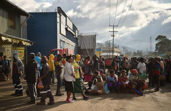 2018年11月22日，巴布亚新几内亚西部高地哈根山的一条街道上的民众。