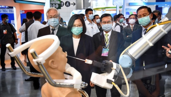 中國繼千人計畫後，再次推鎖定台灣科研人才的計劃。圖為總統蔡英文23日出席2020亞洲生技大會開幕，科技部長吳政忠等人陪同參觀自動檢測機器人。