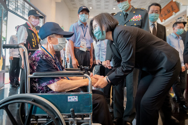 蔡英文總統23日上午前往金門太武山忠烈祠出席「八二三戰役62周年追思祭悼活動」。