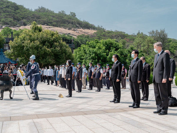 总统前往太武公墓墓碑区参加阵公王将士追思活动，对殉国将士们为国家无私奉献的精神，表达由衷追悼与感念。
