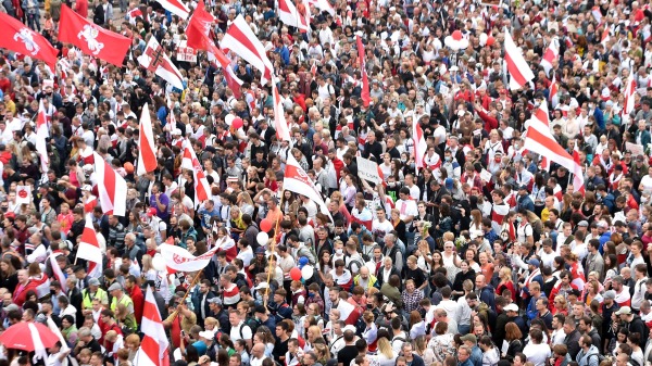 2020年8月23日，反對盧卡申科的人們在首都明斯克舉行集會，抗議總統選舉結果不公正
