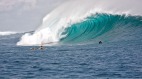 海滩惊险超30人牵一线拉回巨浪冲走泳客(图)