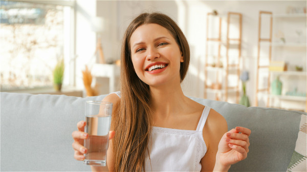多喝水可以幫助我們疏通血管，降低血液黏稠度。
