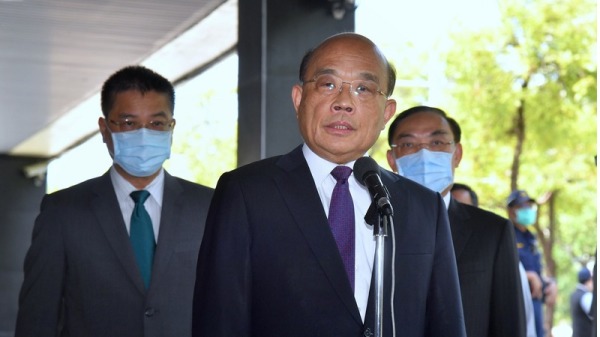 行政院长苏贞昌27日对外表示，享有台湾的自由民主、健保资源，却还跑去对岸唱不适当的歌，国人自有公评。