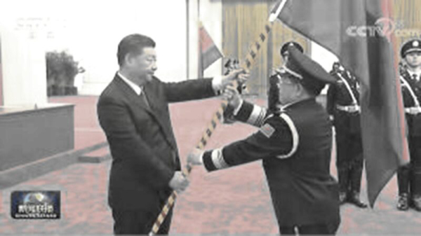 習近平26日在北京大會堂授旗給警察。