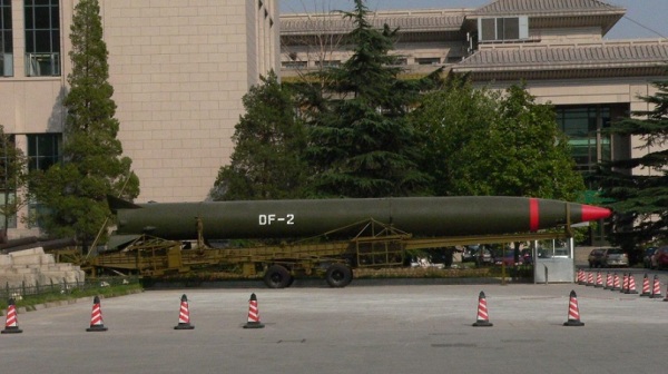 据悉，共军今日发射包括1枚自青海发射的东风-26B飞弹、1枚自浙江发射的东风-21D飞弹。图为东风-2中程弹道飞弹。