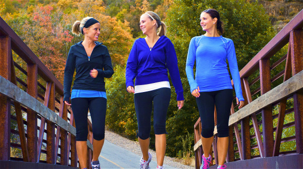 更年期女性，更適宜耐力性活動，如，簡單易行的散步、跑步等。