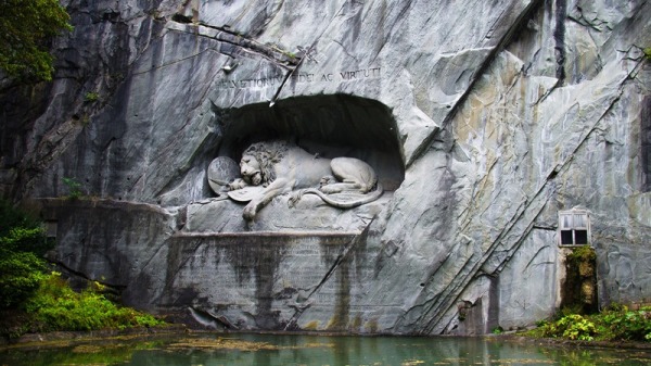 位于卢塞恩的《悲伤的狮子》纪念碑。