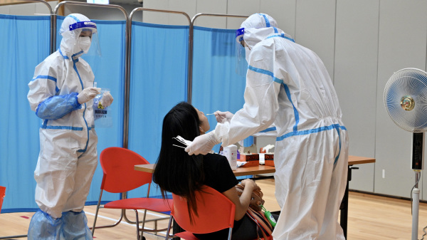 香港第四波中共病毒疫情持续。图为市民接受病毒检测。（图片来源：香港政府新闻处）